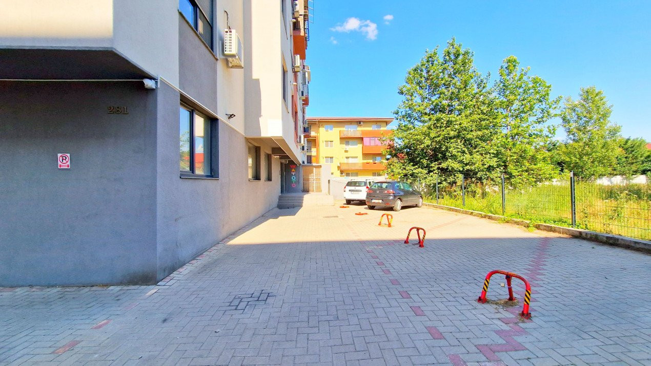Apartament cu 5 camere si curte de 358 mp.