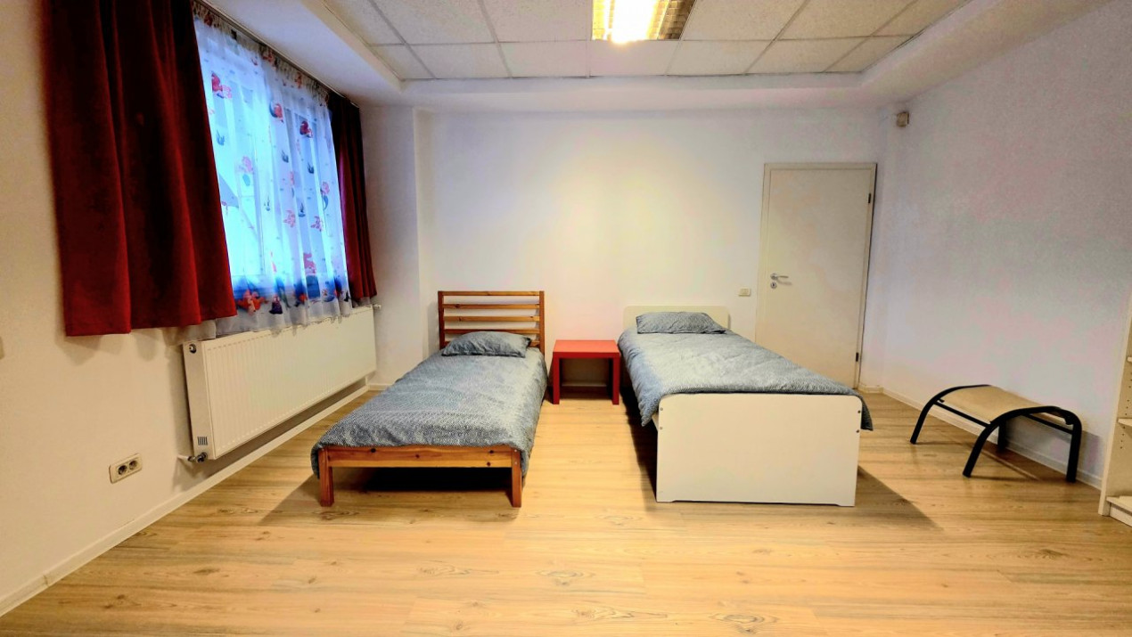 Apartament cu 5 camere si curte de 358 mp.