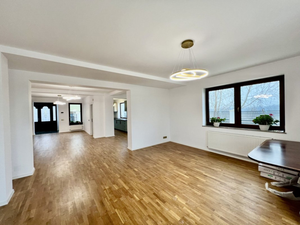 Vilă cu Arhitectură Moderna - Vedere la Lac