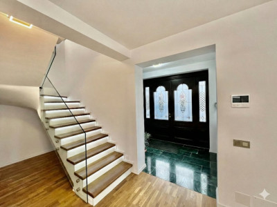 Vilă cu Arhitectură Moderna - Vedere la Lac