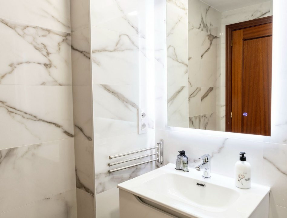 Apartament la doar 500 m de Plaja Levante, cu Licență Turistică Activă