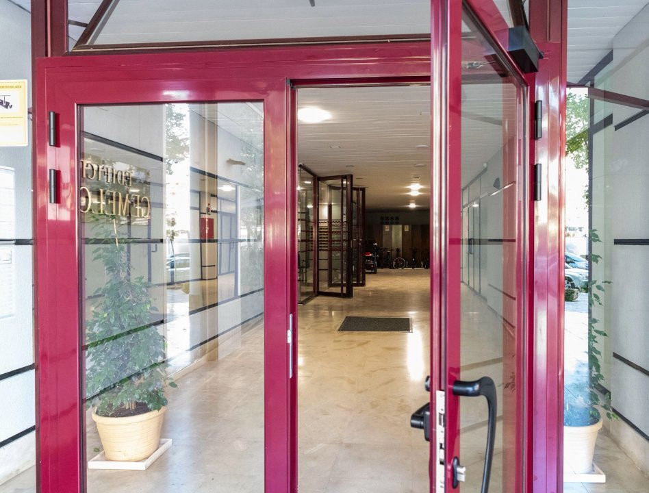 Apartament la doar 500 m de Plaja Levante, cu Licență Turistică Activă