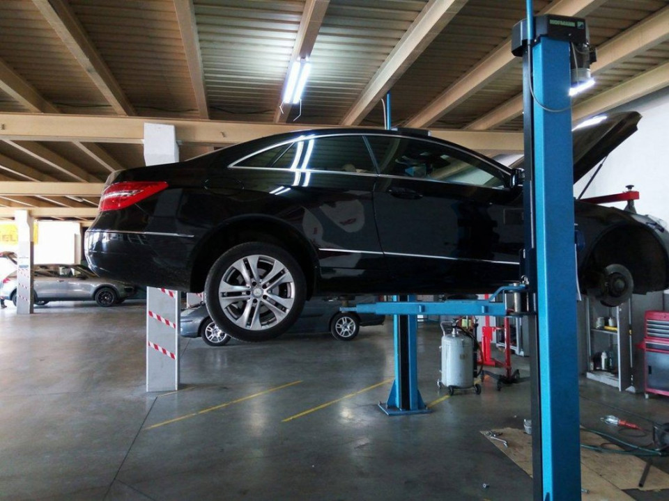 Service auto 550 mp, 1000mp parcare, mecanica, tinichigerie, vopsitorie