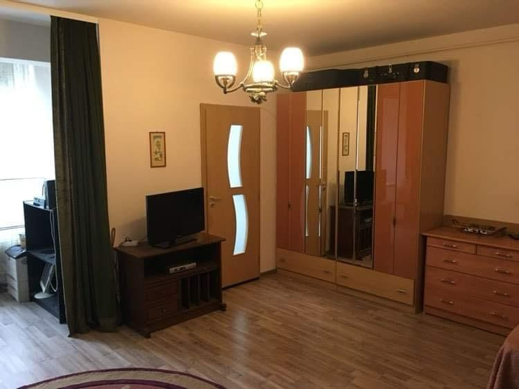 Garsoniera spatioasa-41 mp. Prelungirea Ghencea 281, posibil 2 camere.