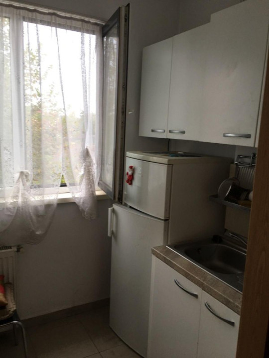 Garsoniera spatioasa-41 mp. Prelungirea Ghencea 281, posibil 2 camere.