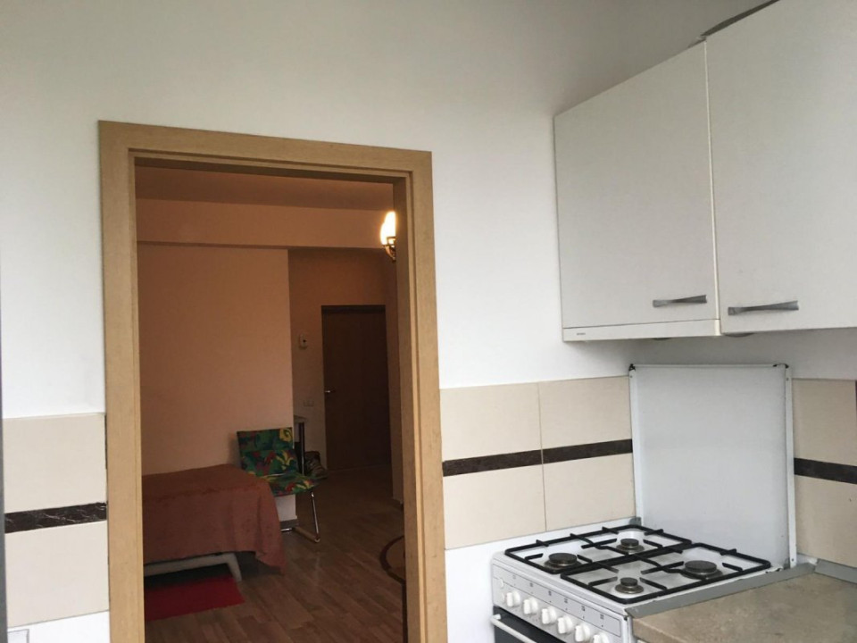 Garsoniera spatioasa-41 mp. Prelungirea Ghencea 281, posibil 2 camere.