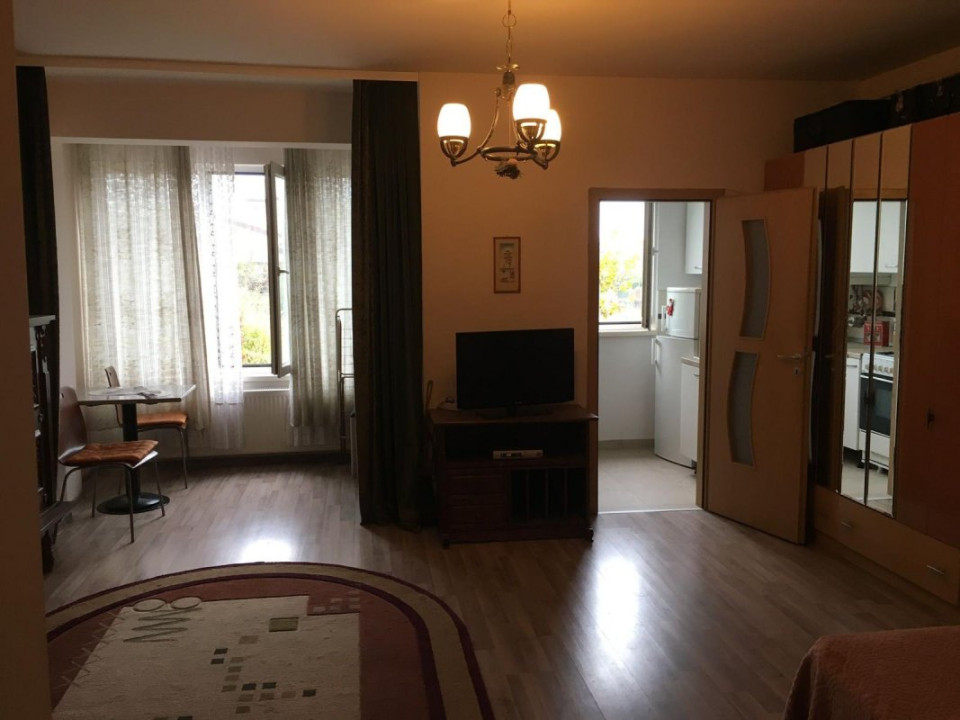 Garsoniera spatioasa-41 mp. Prelungirea Ghencea 281, posibil 2 camere.