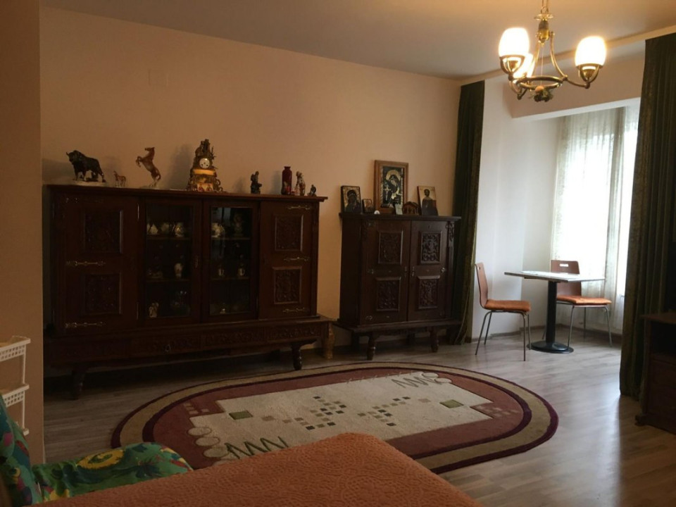 Garsoniera spatioasa-41 mp. Prelungirea Ghencea 281, posibil 2 camere.