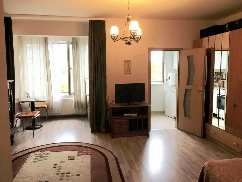 Garsoniera spatioasa-41 mp. Prelungirea Ghencea 281, posibil 2 camere.