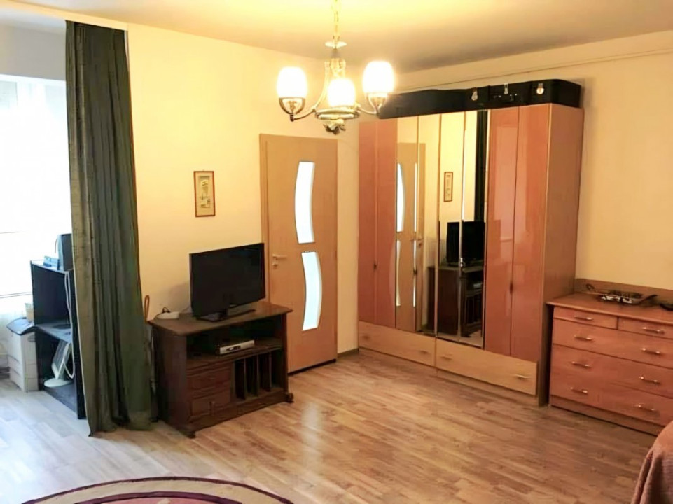 Garsoniera spatioasa-41 mp. Prelungirea Ghencea 281, posibil 2 camere.