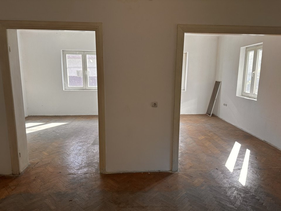 Vanzare apartament cu 3 camere zona Grivita