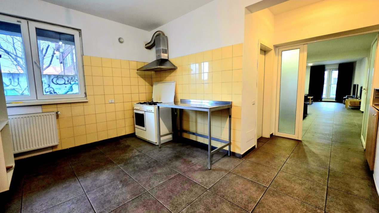 Apartament cu 5 camere-239 mp. utili si terasa 356 mp. in Prel. Ghencea-parter