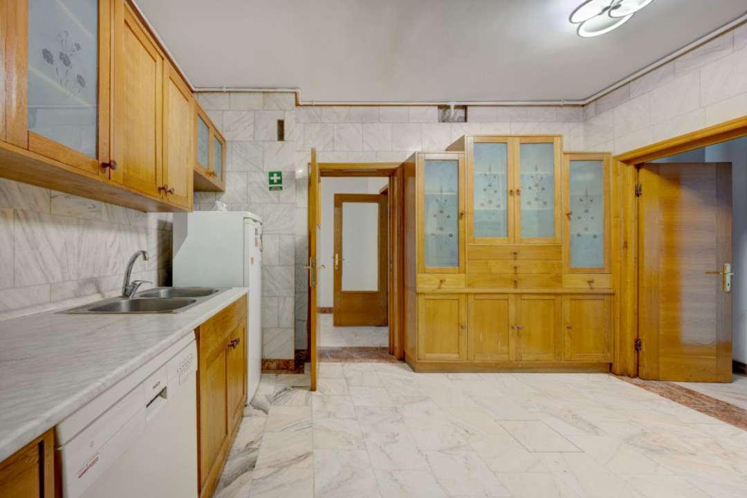 Apartament luminos de 5 camere de închiriat, etaj 1/4, garaj, Bd. Primăverii!