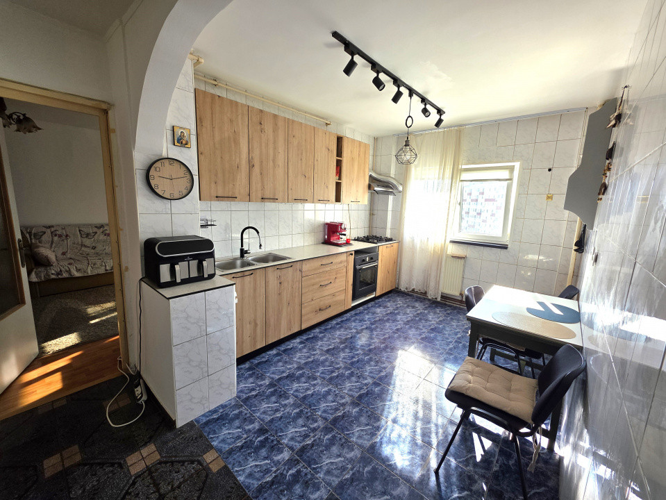 De vanzare 4 camere Ale Huedin 1, cu loc de parcare si centrala proprie