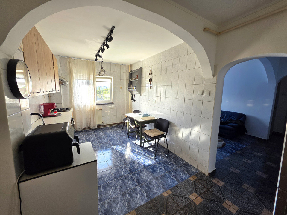 De vanzare 4 camere Ale Huedin 1, cu loc de parcare si centrala proprie