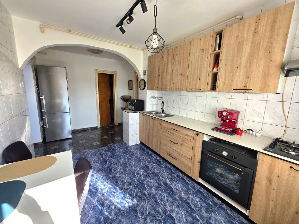 De vanzare 4 camere Ale Huedin 1, cu loc de parcare si centrala proprie