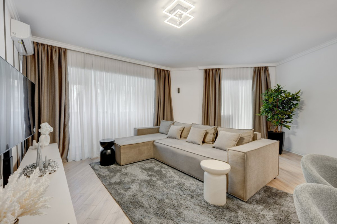 Apartament cu vedere spectaculoasă, 3 camere, 2 băi, bloc 1979, Universitate! 