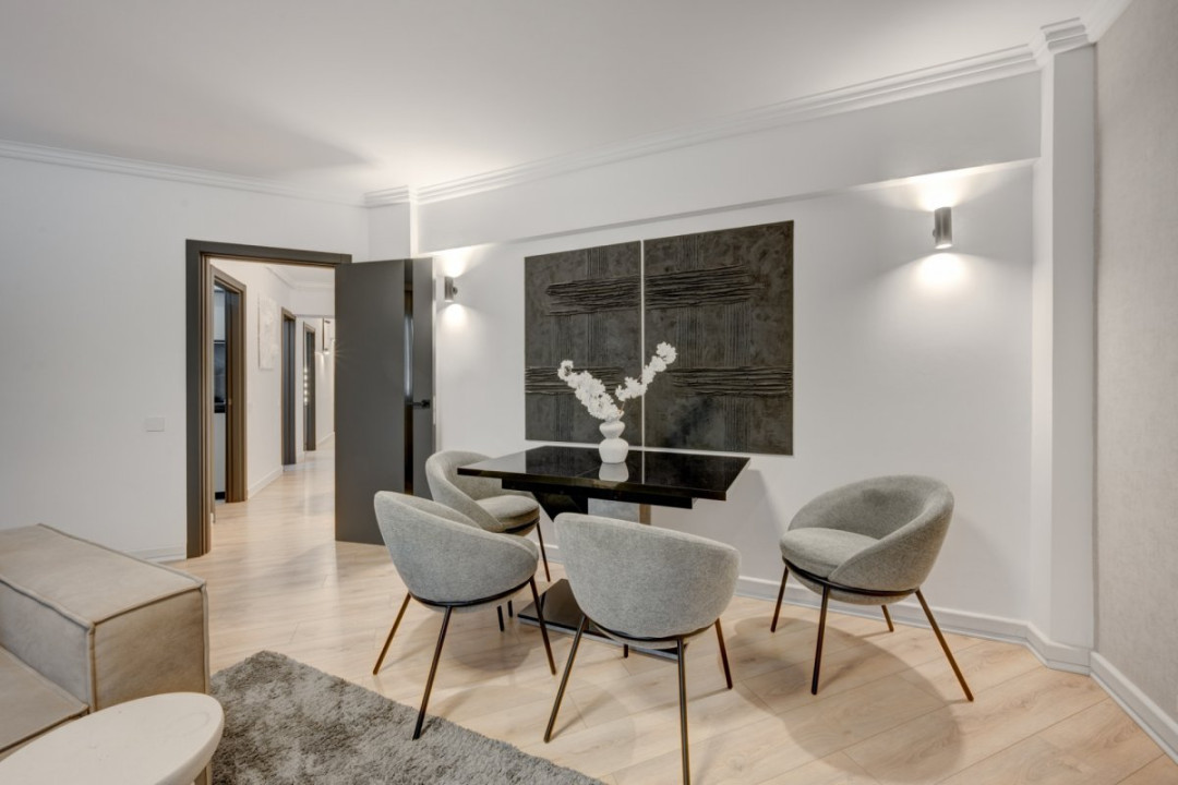 Apartament cu vedere spectaculoasă, 3 camere, 2 băi, bloc 1979, Universitate! 