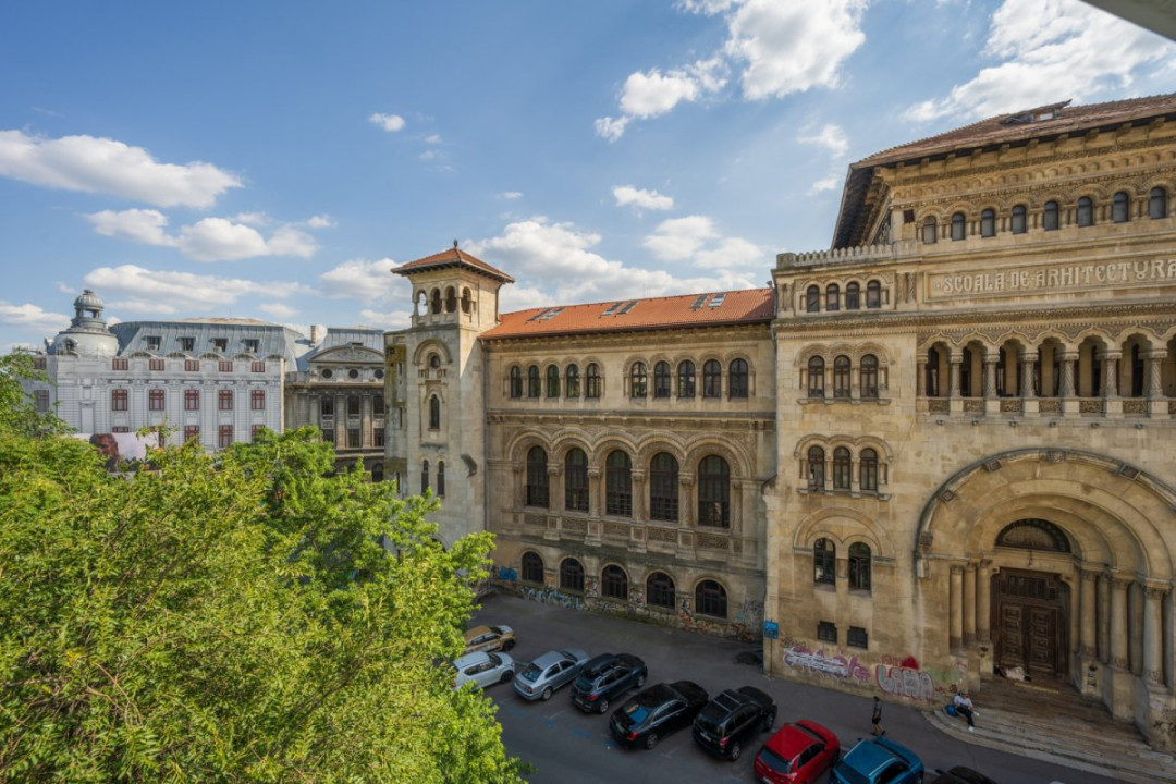 Apartament cu vedere spectaculoasă, 3 camere, 2 băi, bloc 1979, Universitate! 
