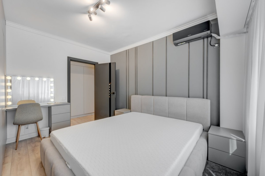 Apartament cu vedere spectaculoasă, 3 camere, 2 băi, bloc 1979, Universitate! 