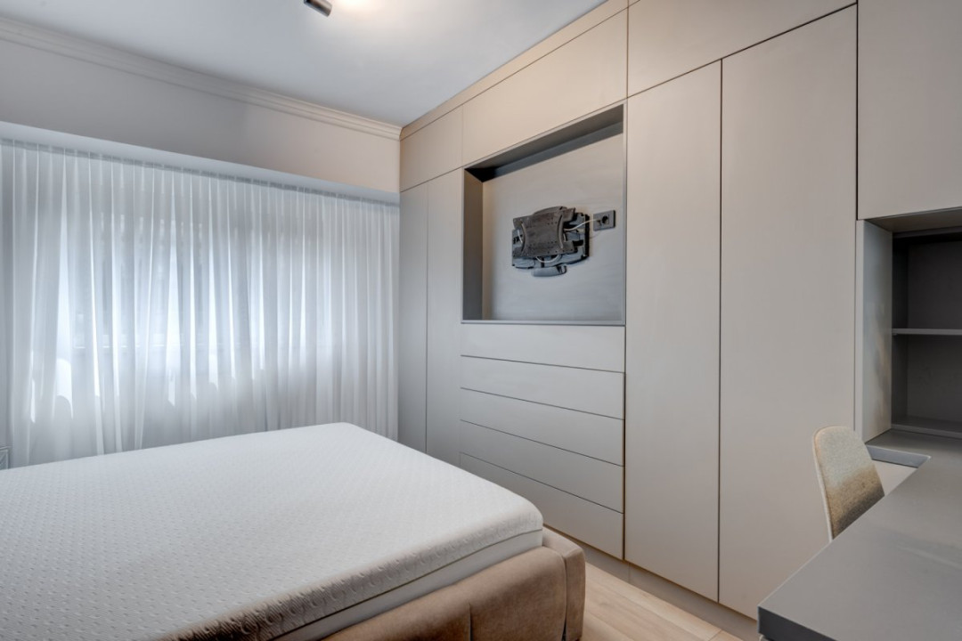Apartament cu vedere spectaculoasă, 3 camere, 2 băi, bloc 1979, Universitate! 