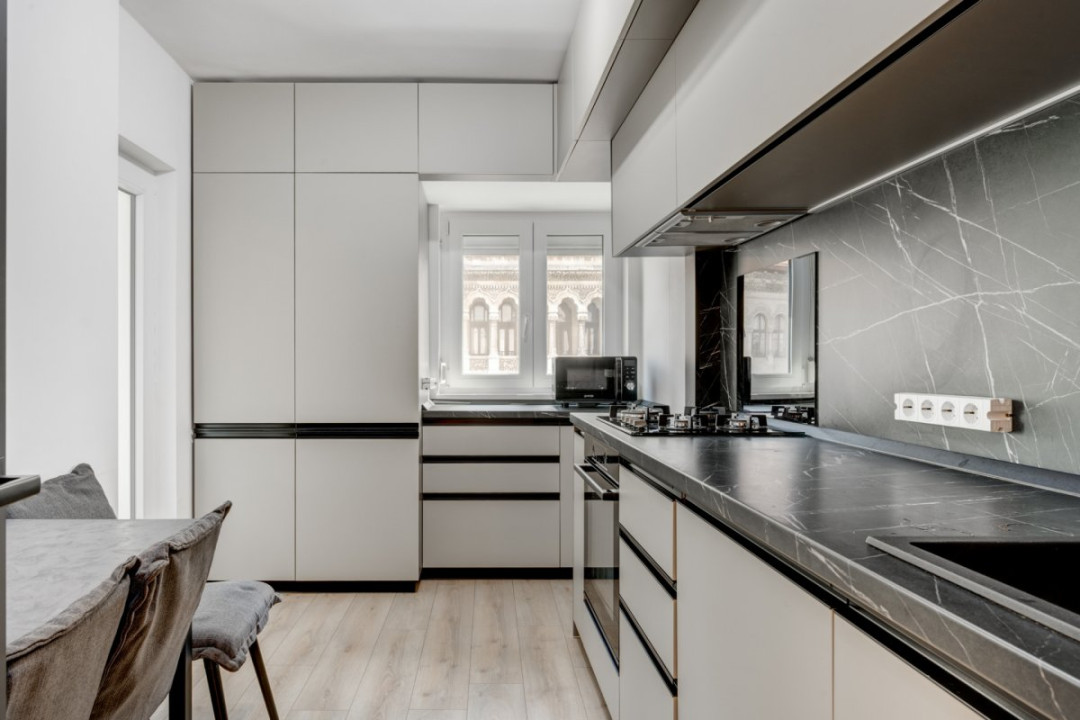 Apartament cu vedere spectaculoasă, 3 camere, 2 băi, bloc 1979, Universitate! 