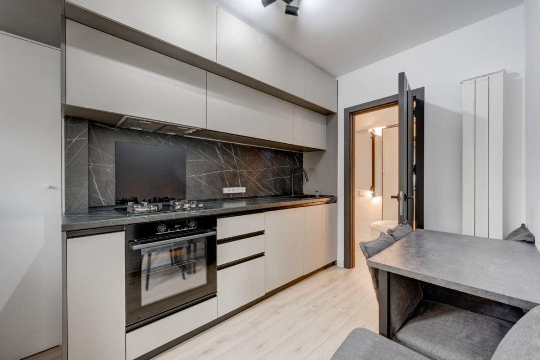 Apartament cu vedere spectaculoasă, 3 camere, 2 băi, bloc 1979, Universitate! 