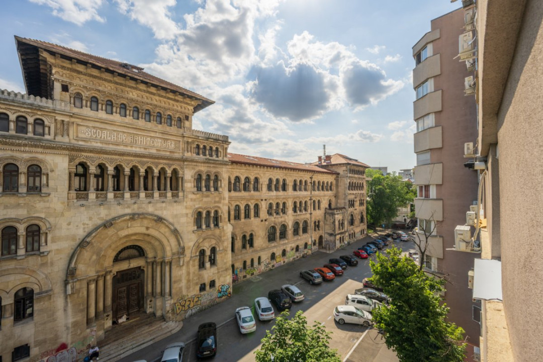 Apartament cu vedere spectaculoasă, 3 camere, 2 băi, bloc 1979, Universitate! 