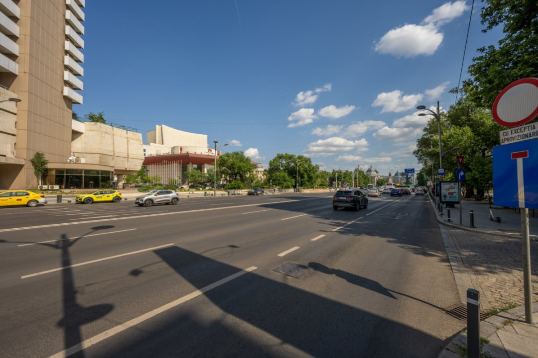 Apartament cu vedere spectaculoasă, 3 camere, 2 băi, bloc 1979, Universitate! 