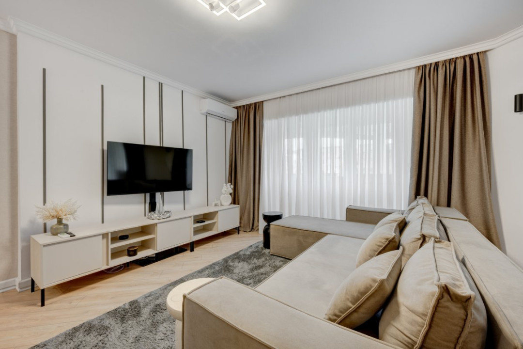 Apartament cu vedere spectaculoasă, 3 camere, 2 băi, bloc 1979, Universitate! 