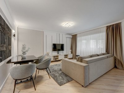 Apartament cu vedere spectaculoasă, 3 camere, 2 băi, bloc 1979, Universitate! 