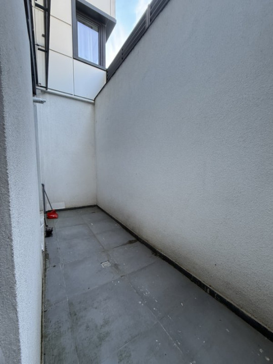 Apartament, mobilat, curte engleza, liber