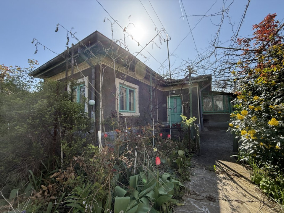 Casa cu gradina pe o strada linistita