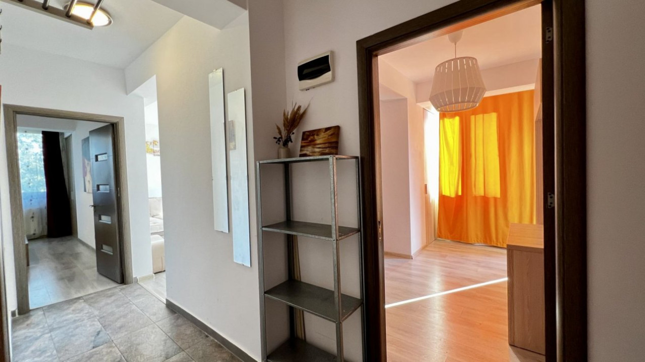 Pod Constanta - Mega Image, mobilat