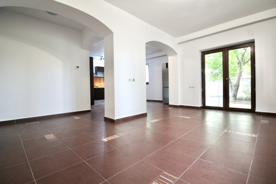 PRELUNGIREA GHENCEA-LIDL, APARTAMENT IN VILA 2010, CURTE 300 MP SI PARCARE!