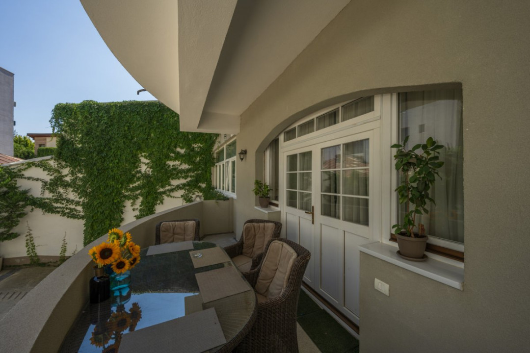 CAROL - EPISCOP CHESARIE, APARTAMENT 250 MP TOTAL, CURTE 250 MP!