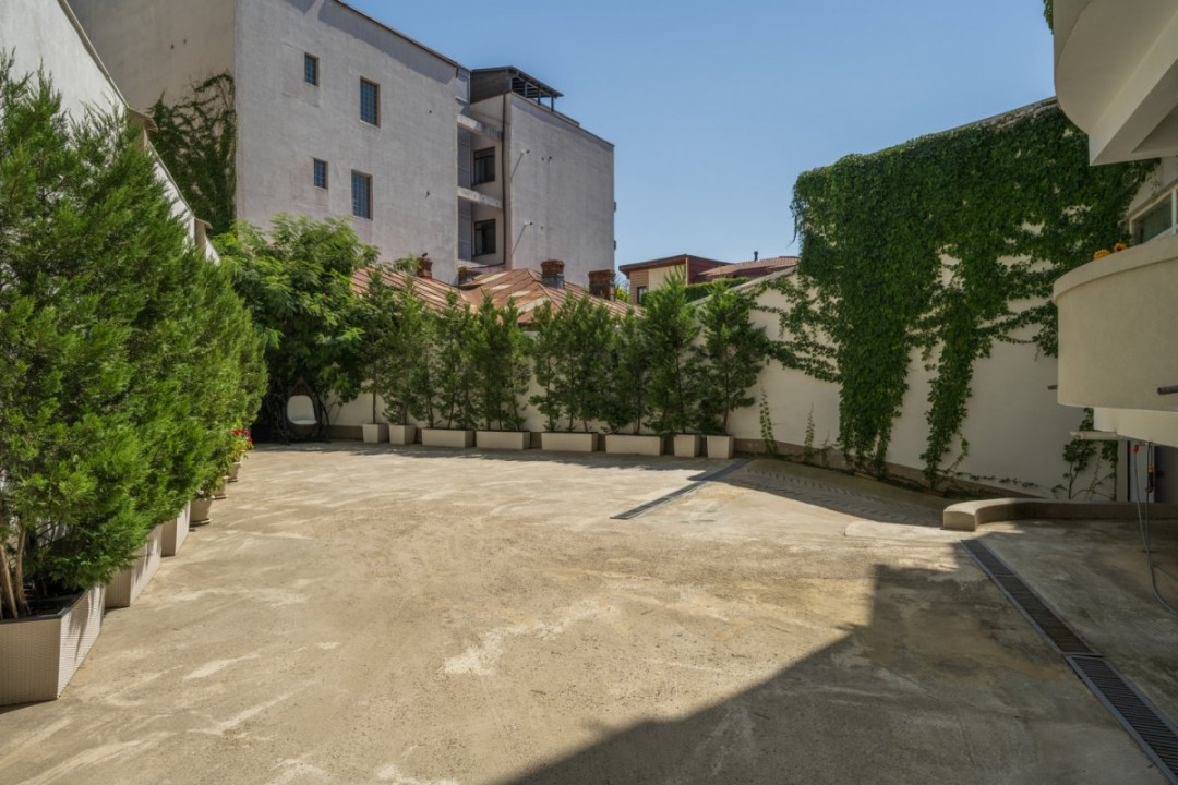 CAROL - EPISCOP CHESARIE, APARTAMENT 250 MP TOTAL, CURTE 250 MP!