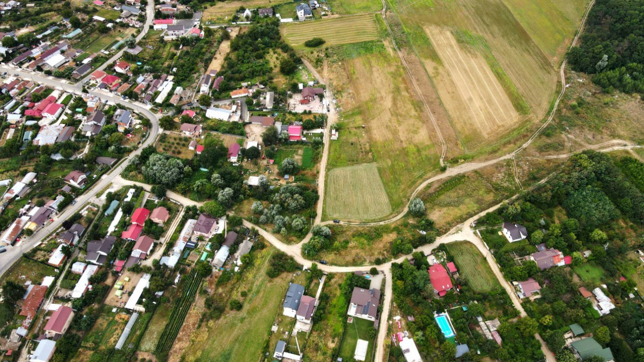 Teren intravilan la Teghes – pozitionare excelenta langa padure