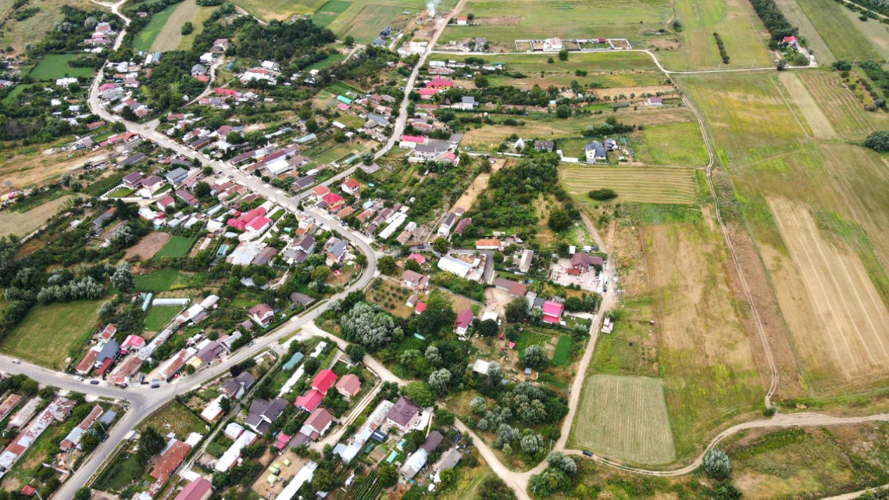Teren intravilan la Teghes – pozitionare excelenta langa padure