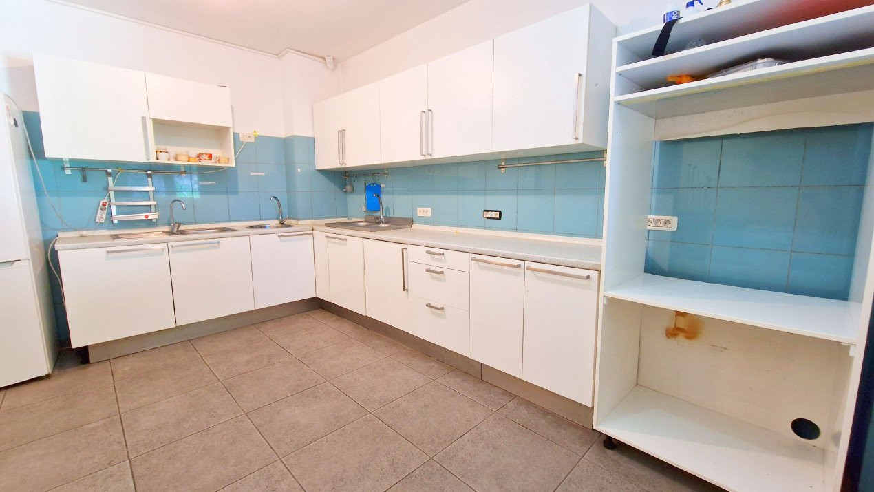 Apartament cu 5 camere-239 mp.+ terasa 358 mp. Prelungirea Ghencea 281- parter