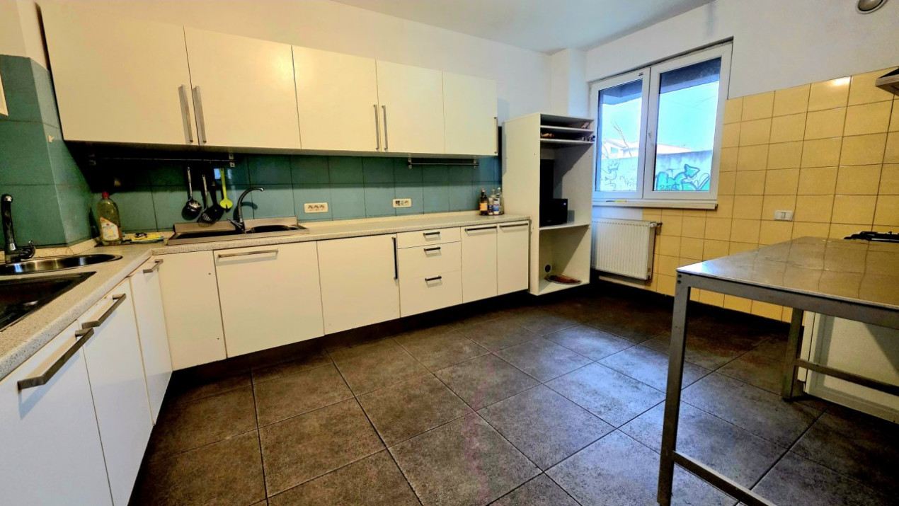 Apartament cu 5 camere-239 mp.+ terasa 358 mp. Prelungirea Ghencea 281- parter