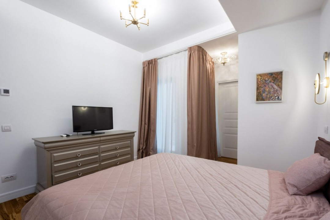 Remarcabil apartament de 2 camere intr-o cladire simbol a Bucurestiului