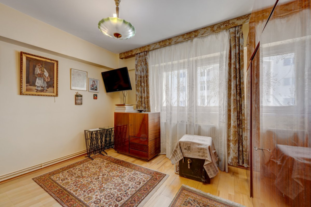 Apartament de 4 camere cu 3 băi, 137mp, centrală proprie, bloc 1983!