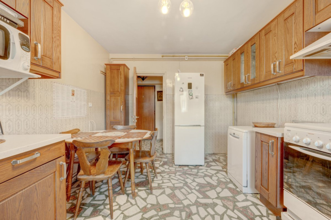 Apartament de 4 camere cu 3 băi, 137mp, centrală proprie, bloc 1983!