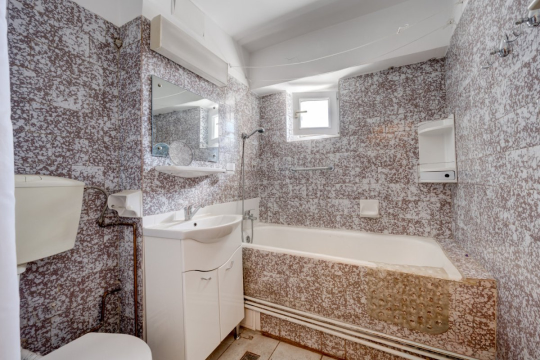 Apartament de 4 camere cu 3 băi, 137mp, centrală proprie, bloc 1983!