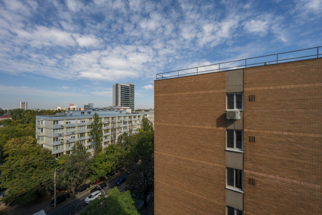 Apartament de 4 camere cu 3 băi, 137mp, centrală proprie, bloc 1983!