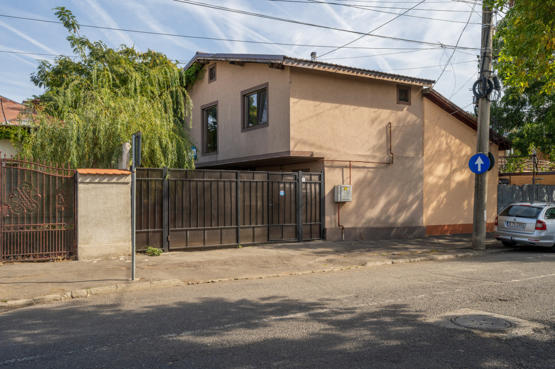 Două case. O singură curte. Mai multe feluri de a spune „acasă”