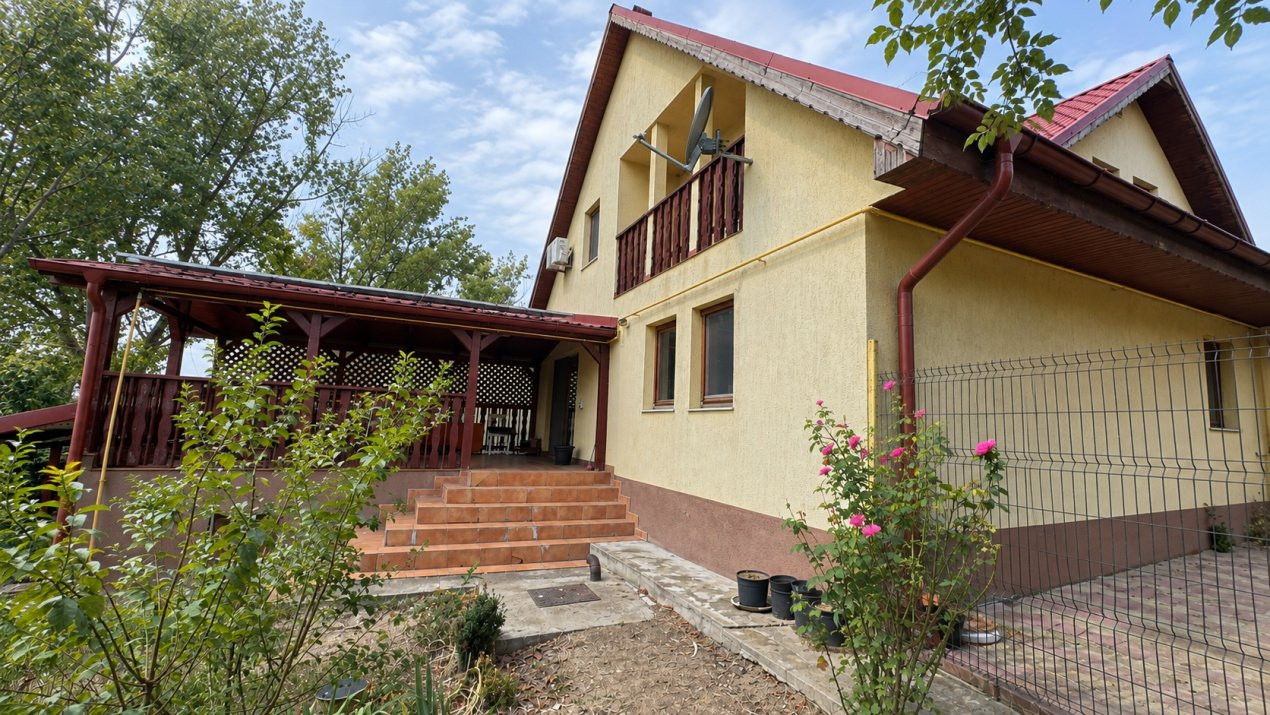 Casă de lemn pe malul lacului, Balotești — 7 camere