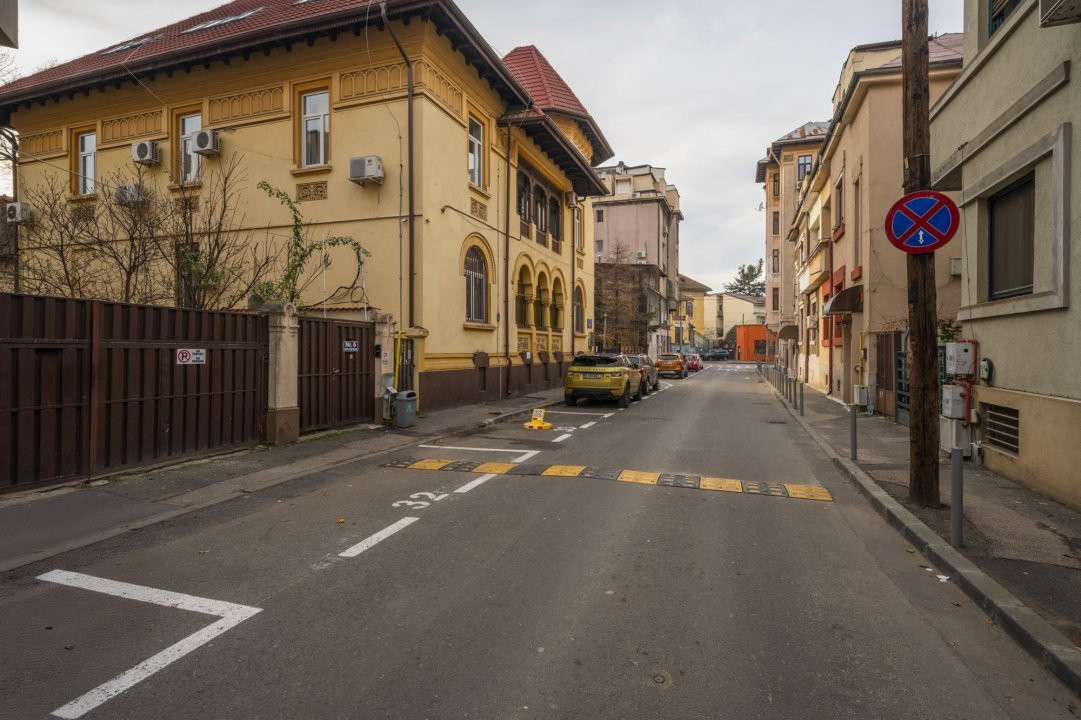 Parcul Carol / Casa individuala / renovata / pretabilă mutării imediate !