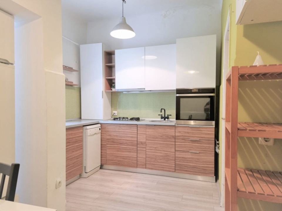 Apartament  3 camere central, imobil tipic interbelic, cu curte interioara